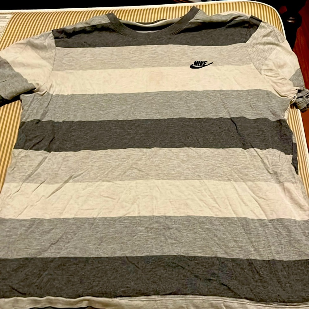 Nike T-Shirt size large mens gray and white striped tee.